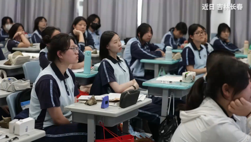 广州传真猜特猜码诗图的历史,饺子跃居中国导演票房榜第2,经典解释落实_完整版V8.6